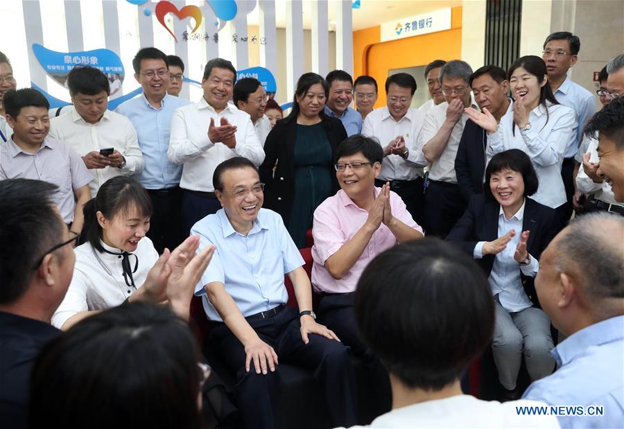 Le Premier ministre chinois met l'accent sur les réductions d'imp?ts et de frais, et l'amélioration des services financiers