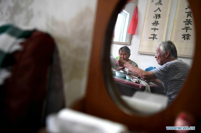 Anhui : un enseignant retraité donne des cours d'anglais gratuits à des ? enfants délaissés ?