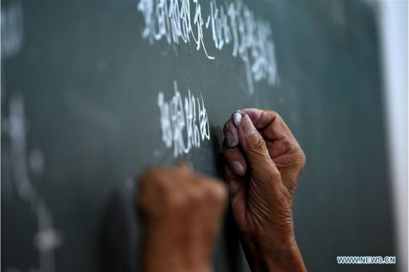 Anhui : un enseignant retraité donne des cours d'anglais gratuits à des ? enfants délaissés ?