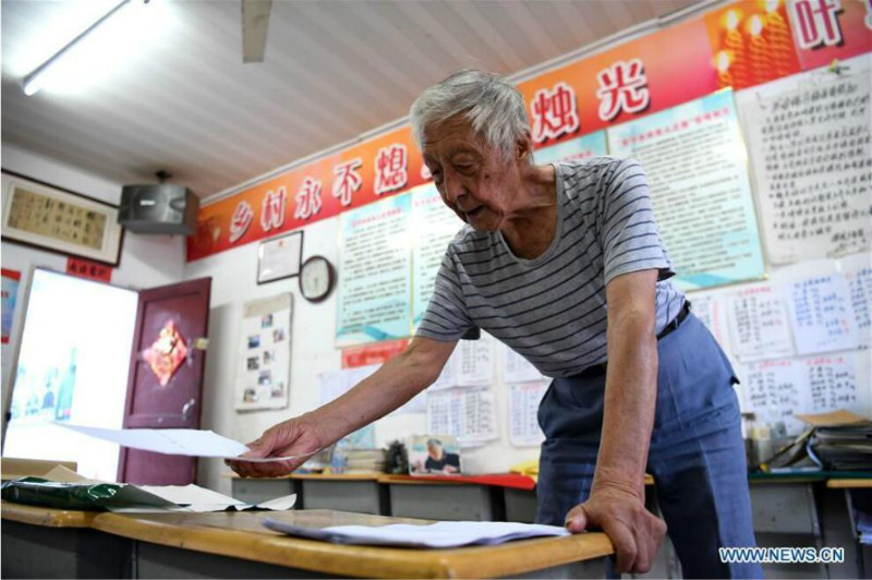 Anhui : un enseignant retraité donne des cours d'anglais gratuits à des ? enfants délaissés ?