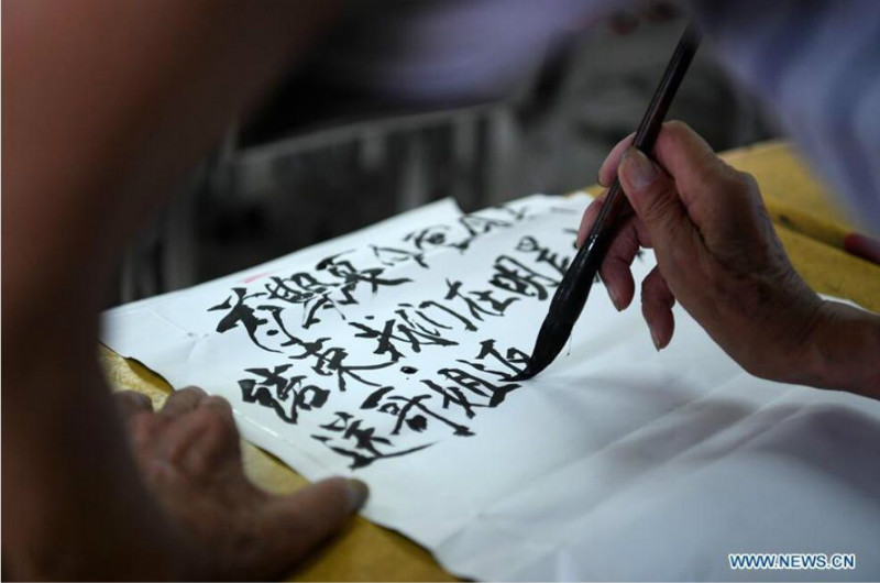 Anhui : un enseignant retraité donne des cours d'anglais gratuits à des ? enfants délaissés ?