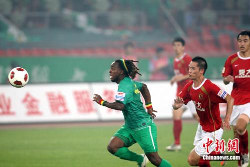 Les fans du Beijing Guo'an rendent hommage à Walter Martinez