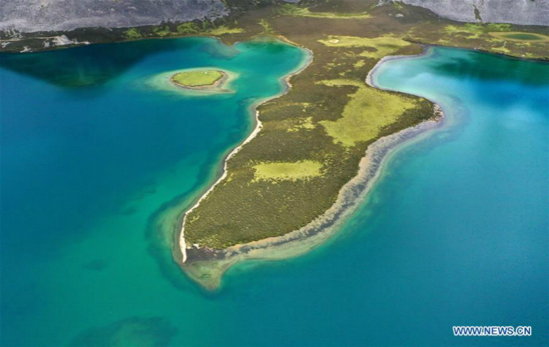 Chine : paysage d'un lac au Tibet