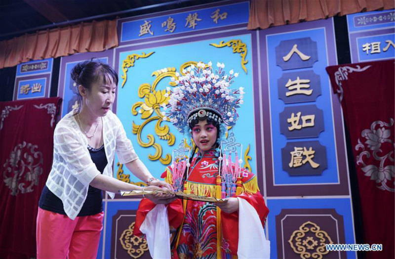 Des enfants apprennent l'opéra de Pékin pendant les vacances d'été dans le nord de la Chine