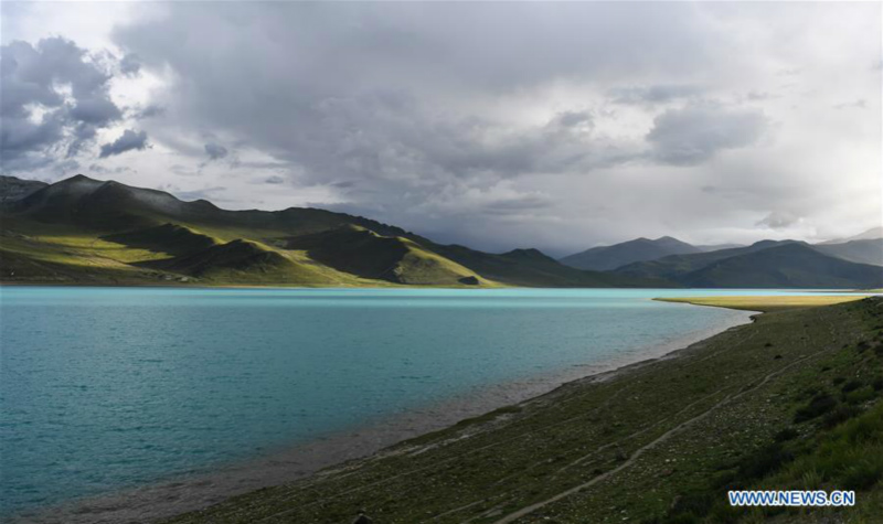 Chine : paysage du lac Yamzbog Yumco au Tibet
