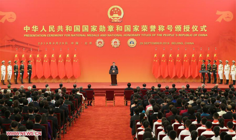 Xi Jinping décerne des médailles nationales et des titres honorifiques nationaux