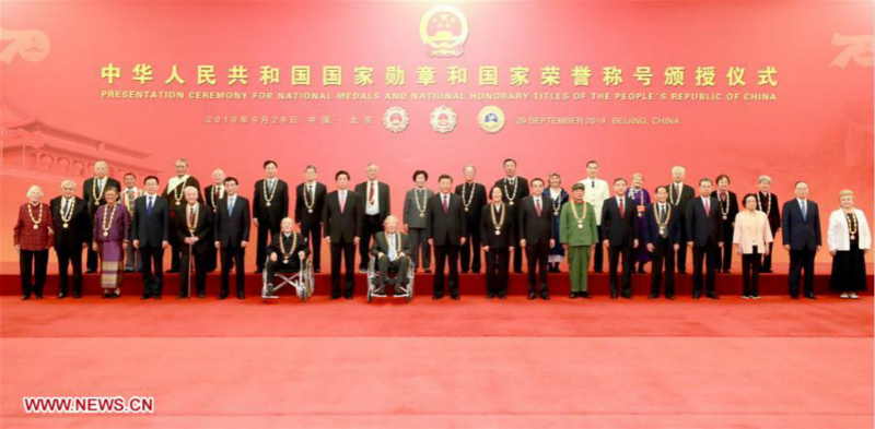 Xi Jinping décerne des médailles nationales et des titres honorifiques nationaux