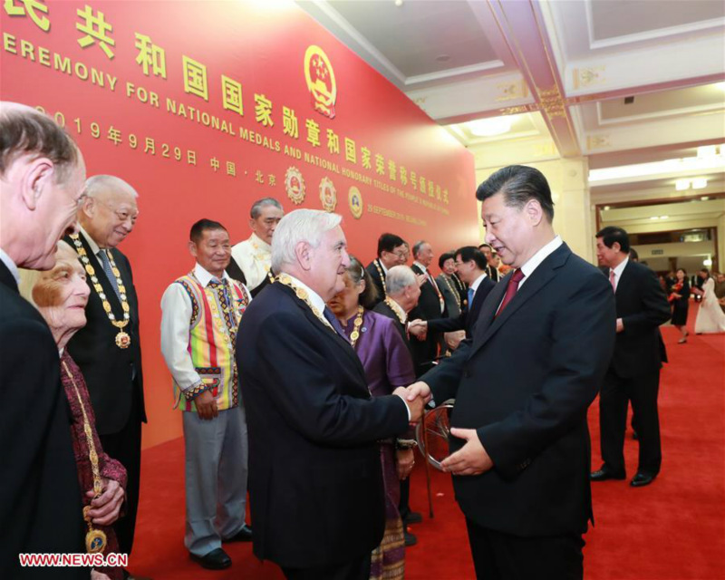 Xi Jinping décerne des médailles nationales et des titres honorifiques nationaux