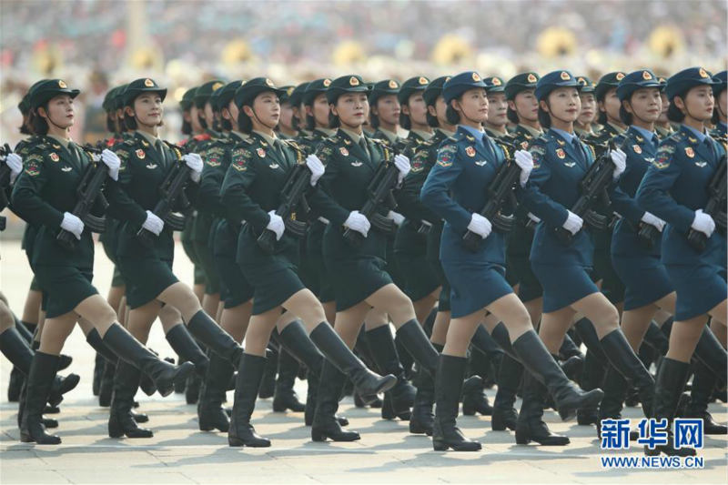 Des officiers de l'APL défilent en formation pour la première fois lors du défilé de la Fête nationale