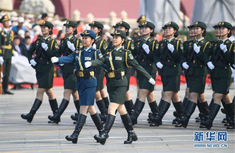 Des officiers de l'APL défilent en formation pour la première fois lors du défilé de la Fête nationale
