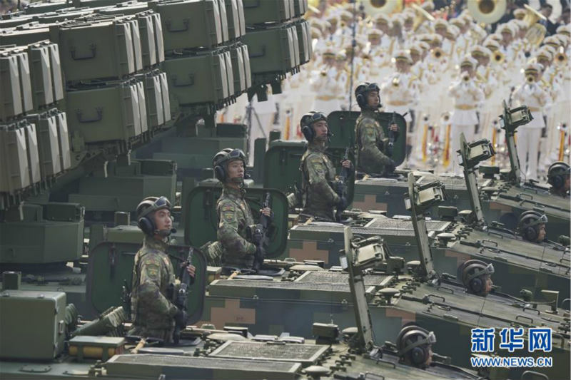 Première apparition d'une formation de la Force de soutien stratégique de l'APL au défilé de la Fête nationale