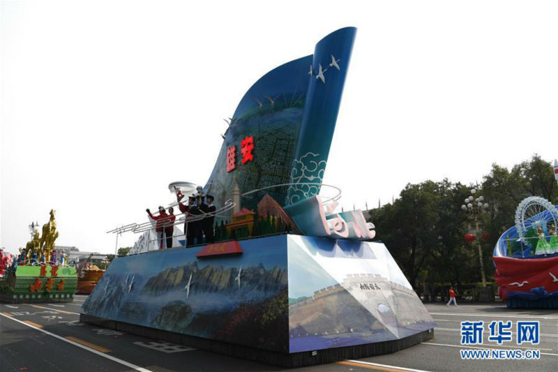 La parade de masse présente le grand renouveau de la nation chinoise