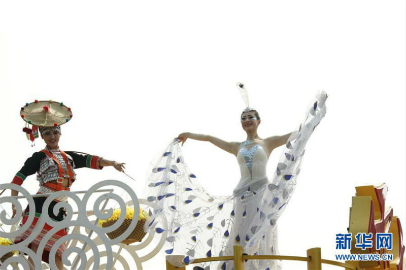 La parade de masse présente le grand renouveau de la nation chinoise