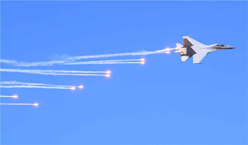 Un spectacle aérien marque le 70e anniversaire de l'Armée de l'air chinoise