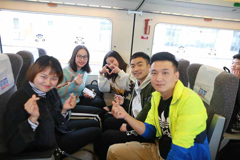 Le train à grande vitesse offre un billet pour l'amour à 300 célibataires