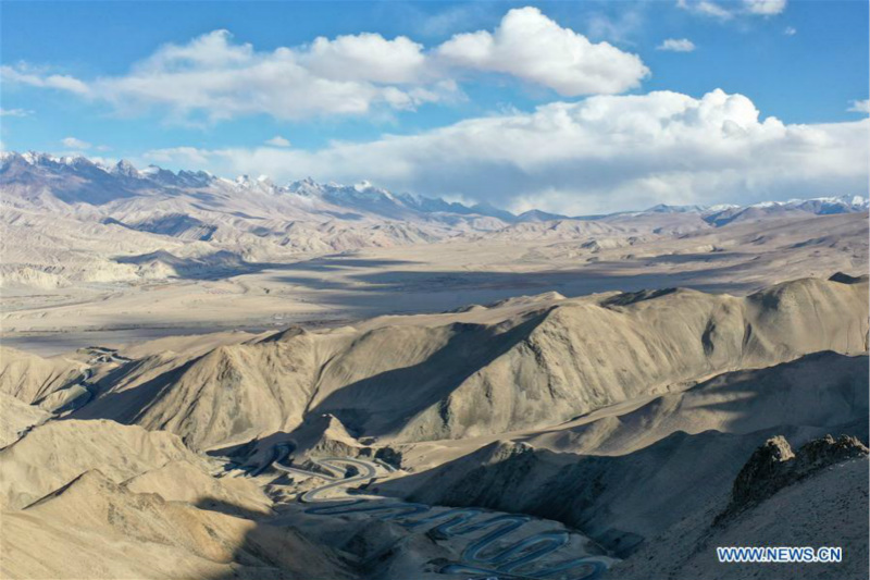 Vue aérienne de la ? route du ciel du plateau ? dans le Xinjiang