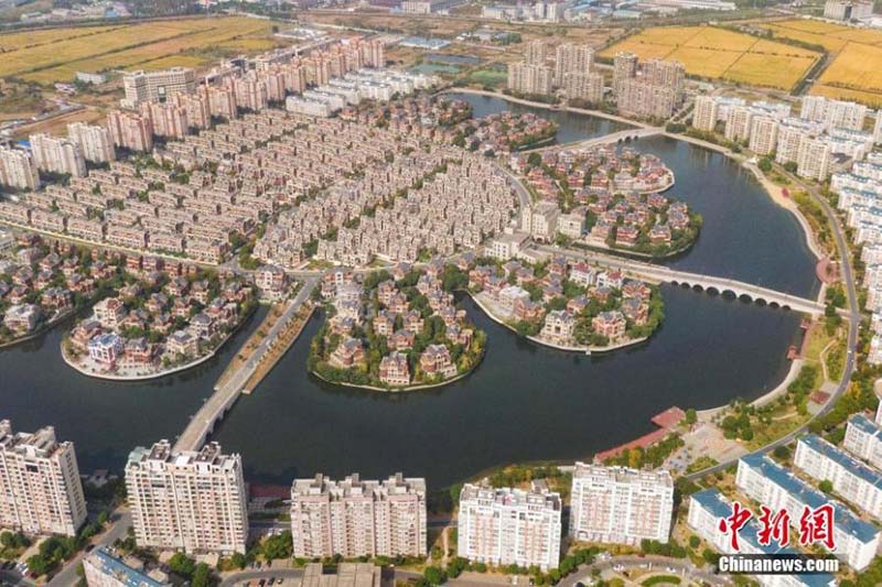 Un aménagement de village qui ressemble à une fleur