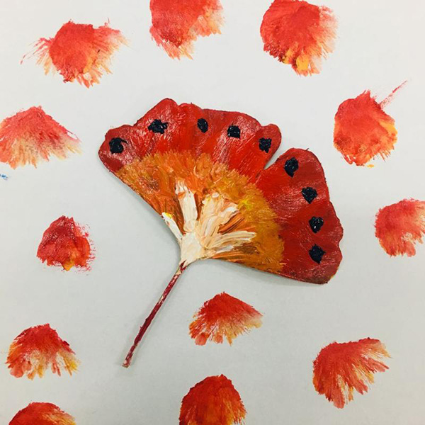 Jiangsu : des étudiants transforment les feuilles mortes en ?uvres d'art