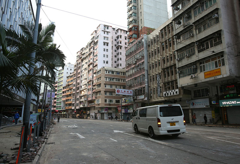 Hong Kong : des bénévoles dégagent les rues