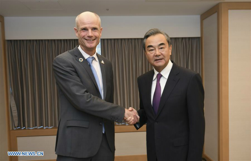 Le ministre des AE chinois rencontre ses homologues canadien, néerlandais et chilien au sujet des relations bilatérales