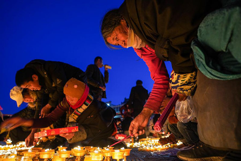 Qinghai : le Festival des Lampes à Beurre illumine une nouvelle année