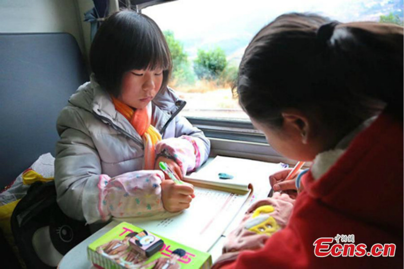 Le train à l'ancienne reste essentiel pour les étudiants du Sichuan