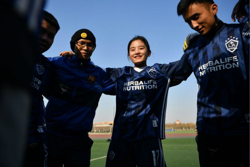 Une jeune Tibétaine poursuit son rêve de football dans une équipe de gar?ons à Tianjin