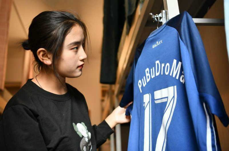 Une jeune Tibétaine poursuit son rêve de football dans une équipe de gar?ons à Tianjin