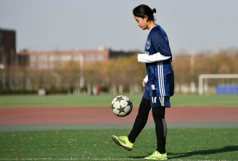 Une jeune Tibétaine poursuit son rêve de football dans une équipe de gar?ons à Tianjin