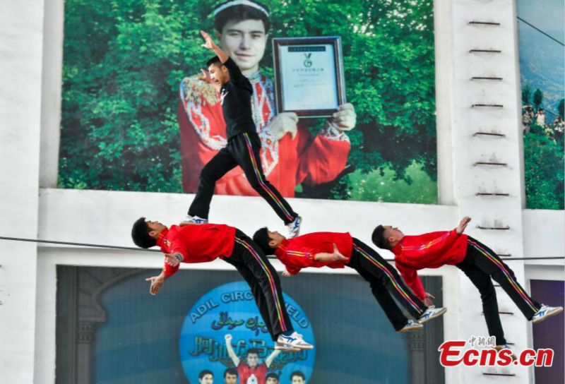 De jeunes acrobates injectent de l'énergie dans la marche sur corde raide