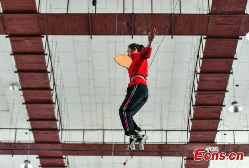 De jeunes acrobates injectent de l'énergie dans la marche sur corde raide