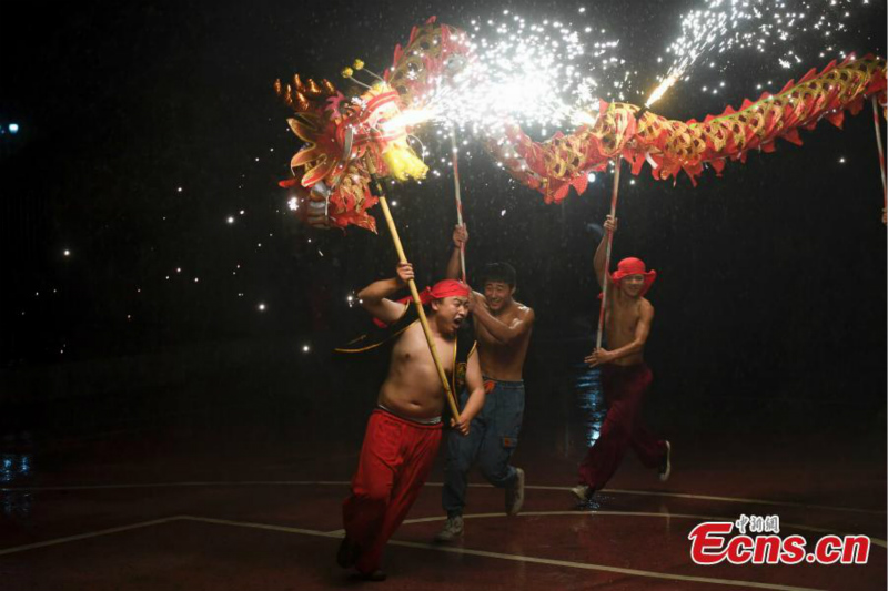 Le Festival classique des lanternes d'étincelles de fer fondu de Changsha