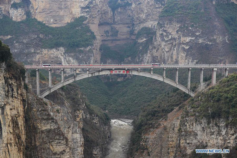 Ouverture d'un pont reliant trois provinces du sud-ouest de la Chine
