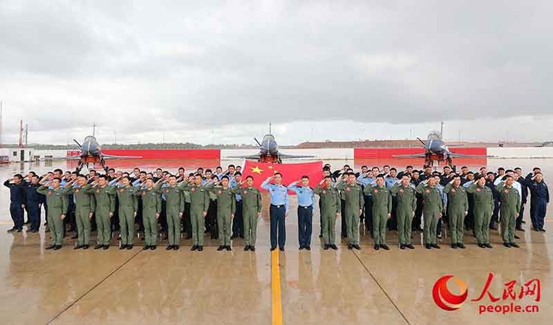 L'équipe chinoise de voltige Bayi en spectacle au Salon de l'aéronautique de Singapour