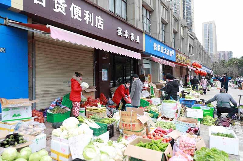Un marché ouvert de Wuhan offre des légumes aux résidents