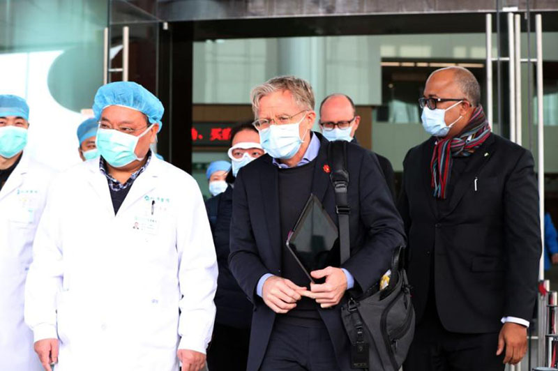 Des experts chinois et de l'OMS visitent des h?pitaux de Wuhan?