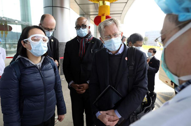 Des experts chinois et de l'OMS visitent des h?pitaux de Wuhan?