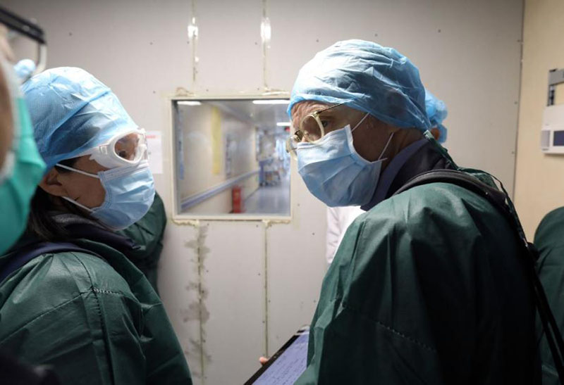 Des experts chinois et de l'OMS visitent des h?pitaux de Wuhan?