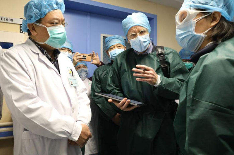 Des experts chinois et de l'OMS visitent des h?pitaux de Wuhan?