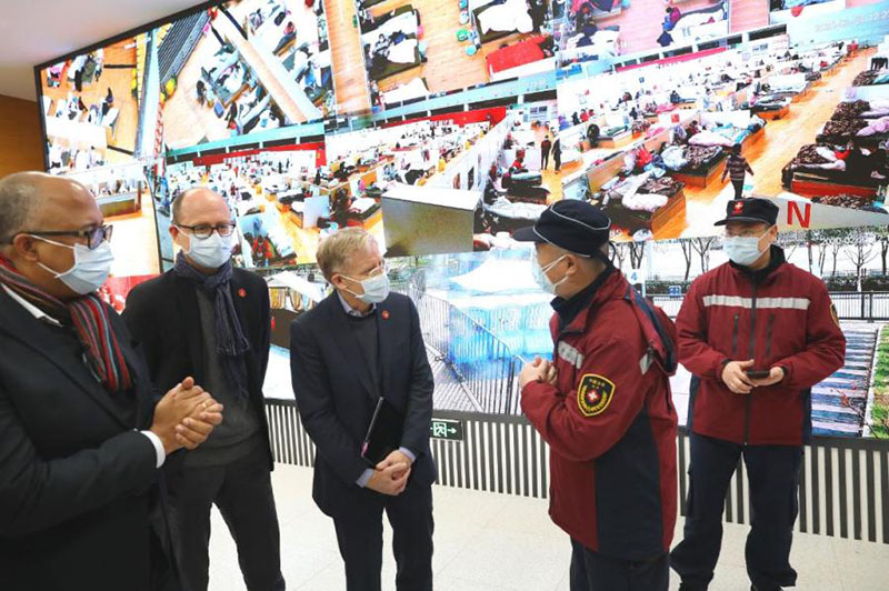 Des experts chinois et de l'OMS visitent des h?pitaux de Wuhan?