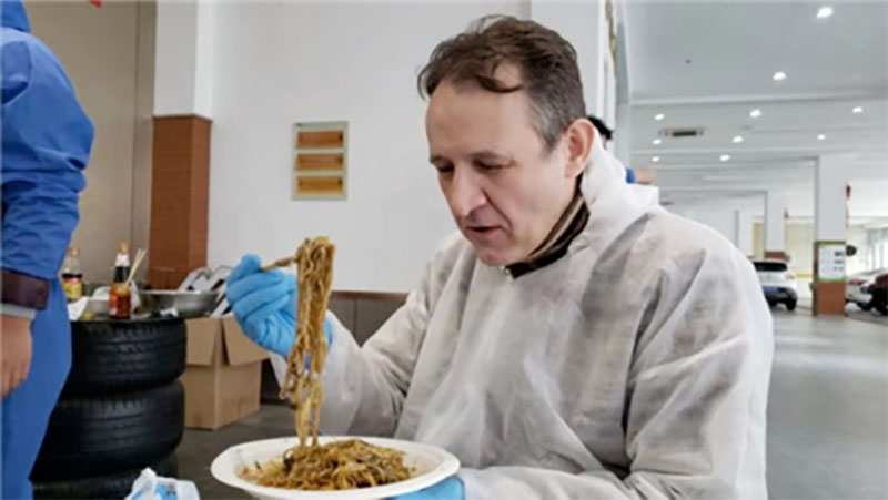 En photo : des bénévoles à Wuhan