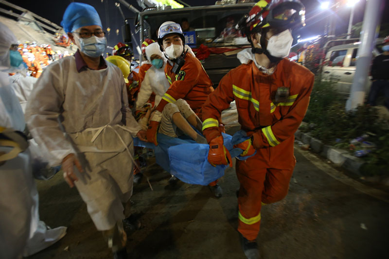 Une mère et son fils sauvés des décombres 52 heures après à Quanzhou	