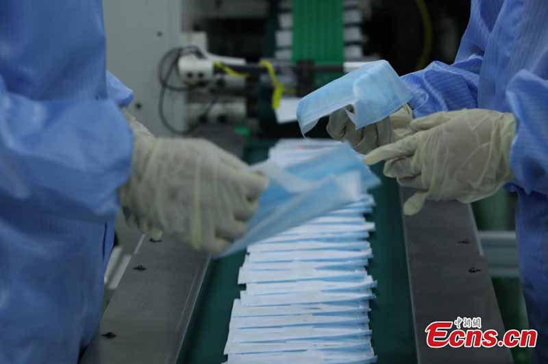 En images : une usine de masques à Beijing