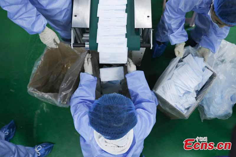 En images : une usine de masques à Beijing