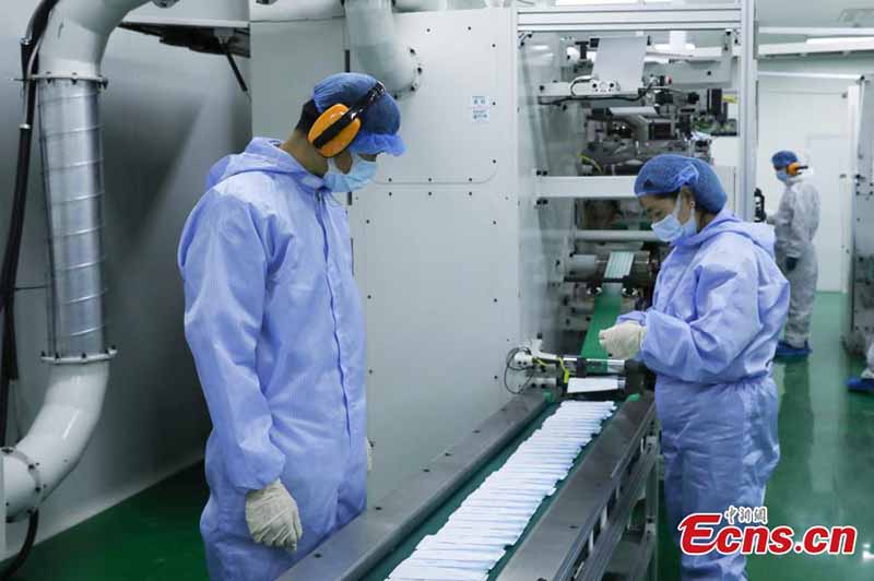 En images : une usine de masques à Beijing