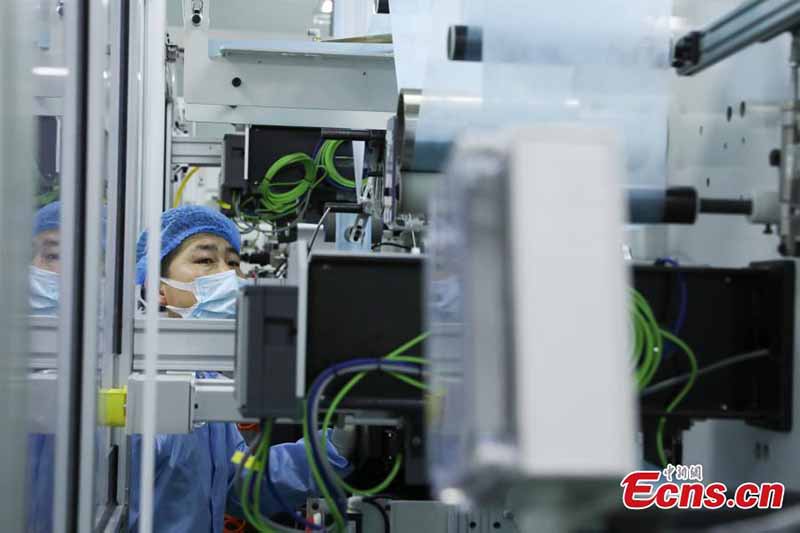 En images : une usine de masques à Beijing