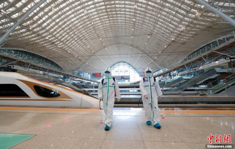 Les pompiers procèdent à une désinfection complète dans les gares du Hubei