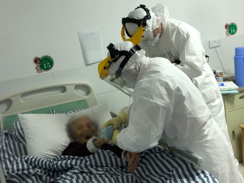 Une survivante du virus de 102 ans charme les infirmières du centre de réadaptation