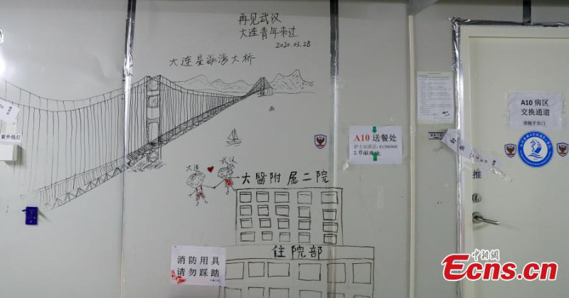 En photos : des messages d'espoir dessinés sur les murs de l'h?pital Leishenshan de Wuhan 