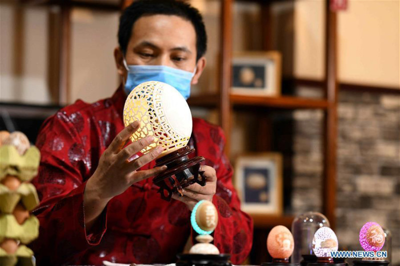 Un artisan réalise des sculptures sur ?uf dans une base du patrimoine culturel immatériel